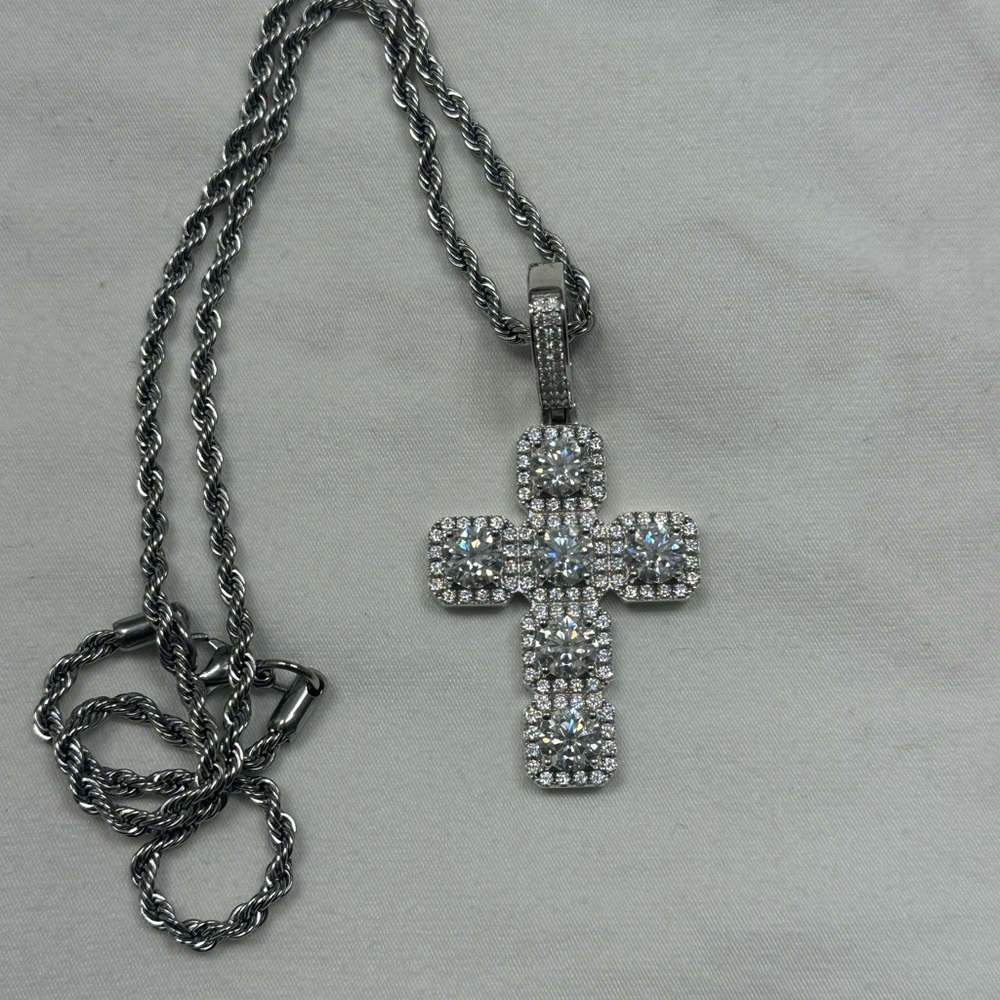 8.0 CARAT VVS MOISSANITE GEMSTONE CROSS NECKLACE IN WHITE GOLD